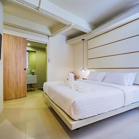 Hotel October Phuket Bagian luar foto