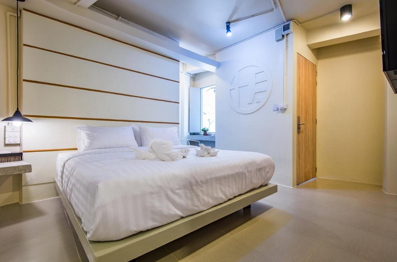 Hotel October Phuket Bagian luar foto