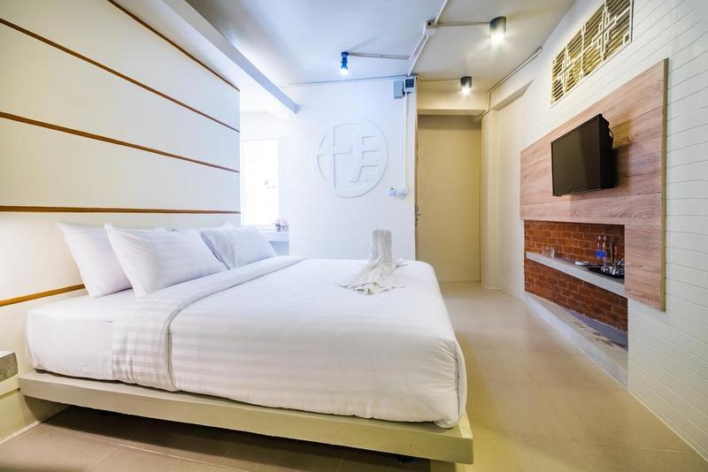 Hotel October Phuket Bagian luar foto