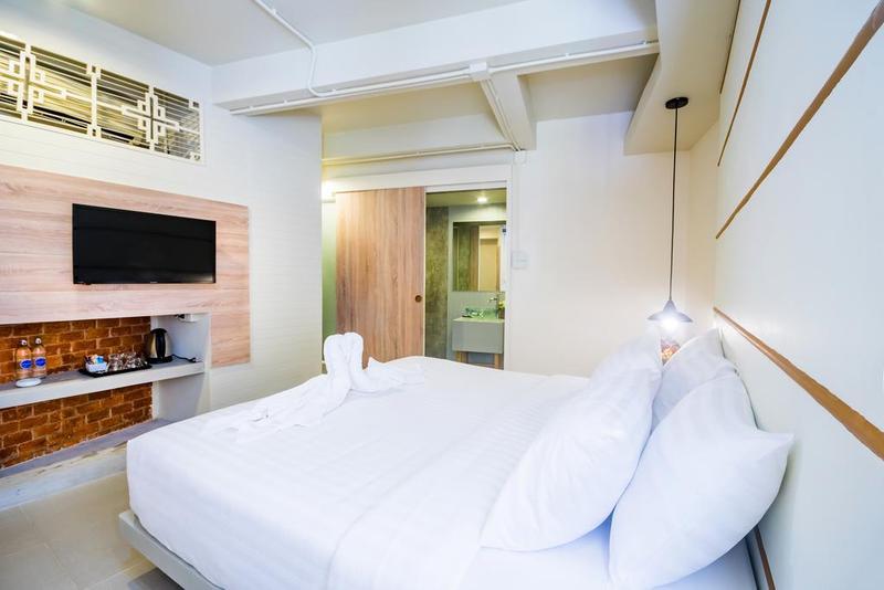 Hotel October Phuket Bagian luar foto