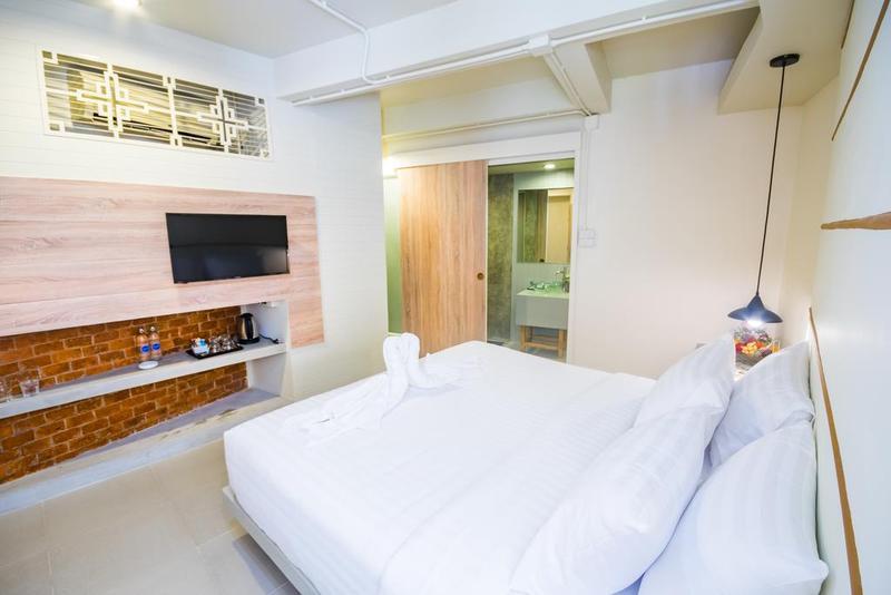 Hotel October Phuket Bagian luar foto