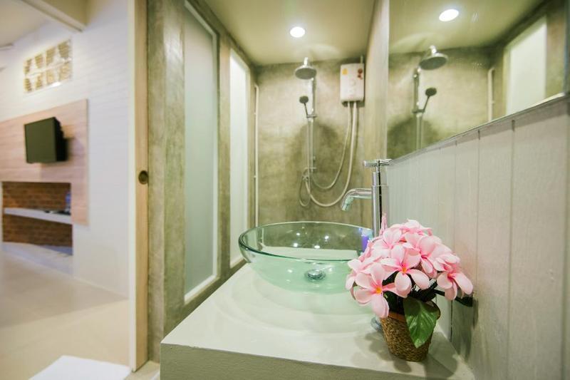 Hotel October Phuket Bagian luar foto