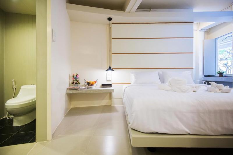 Hotel October Phuket Bagian luar foto