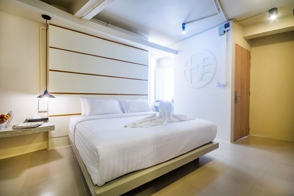 Hotel October Phuket Bagian luar foto
