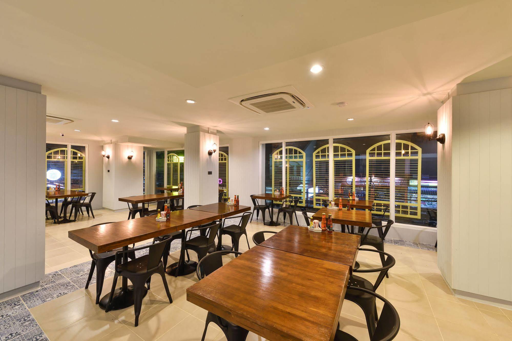 Hotel October Phuket Bagian luar foto