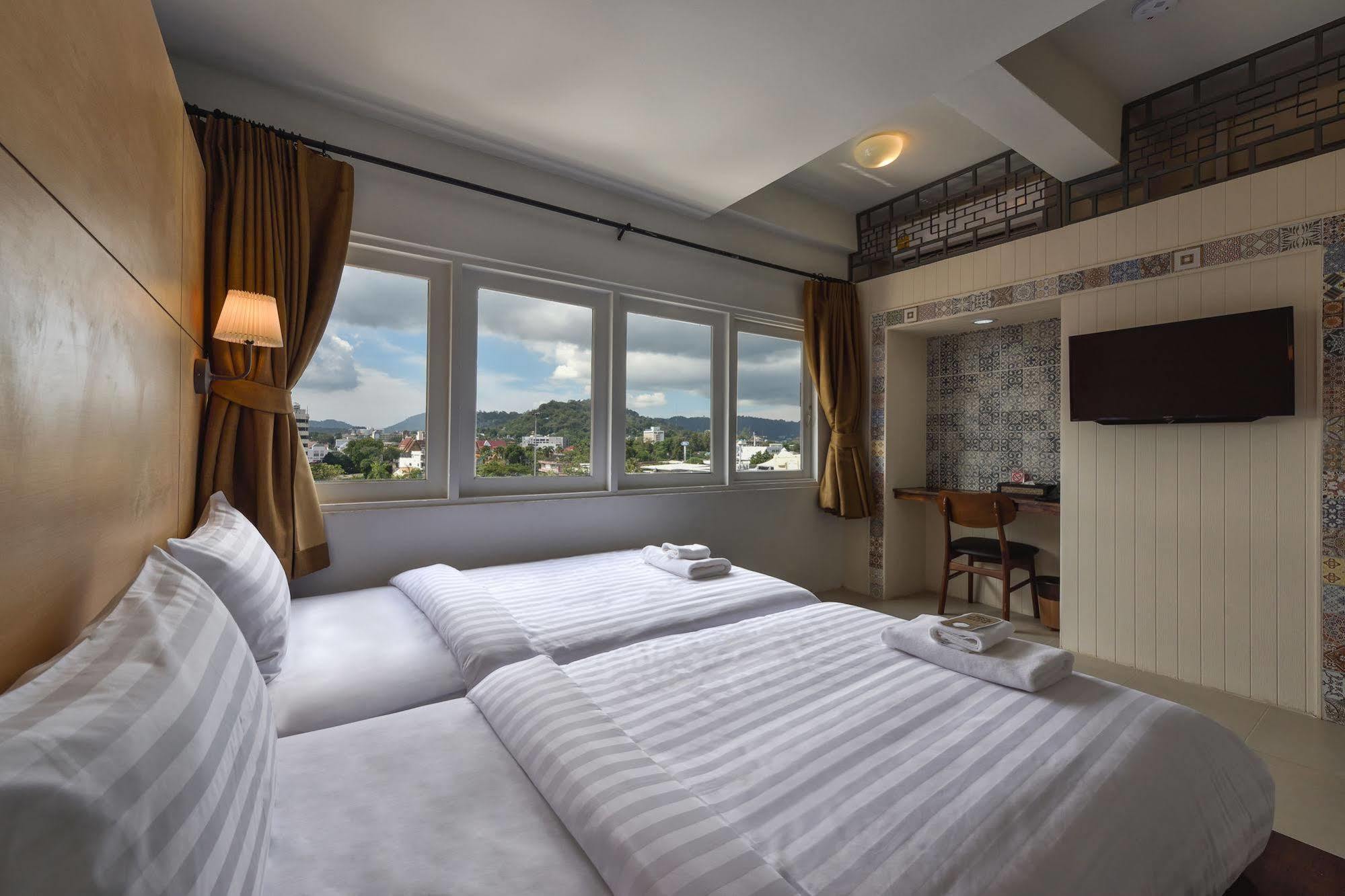 Hotel October Phuket Bagian luar foto