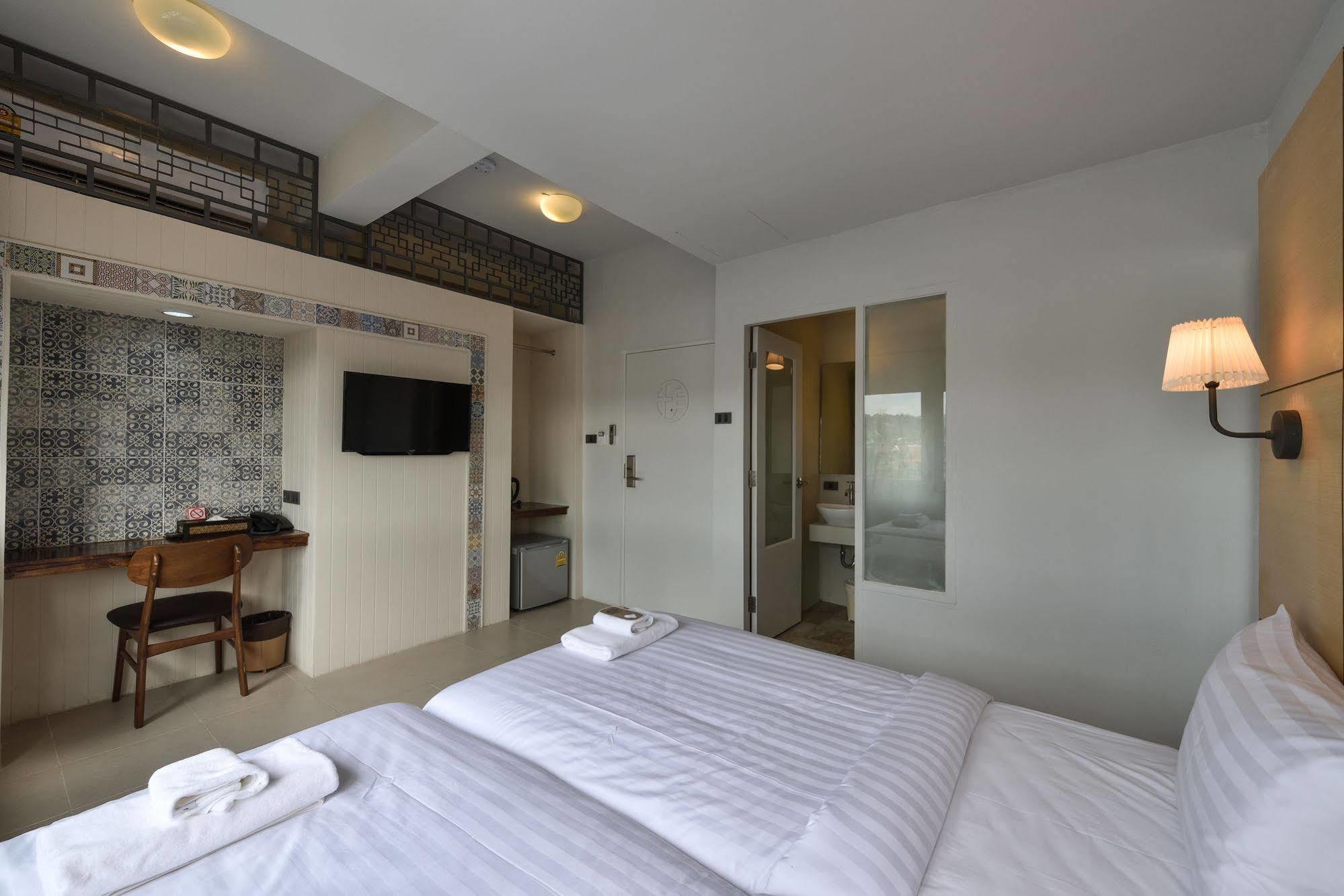 Hotel October Phuket Bagian luar foto