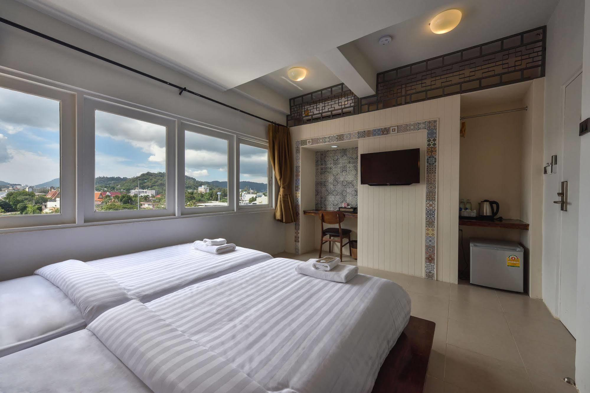 Hotel October Phuket Bagian luar foto
