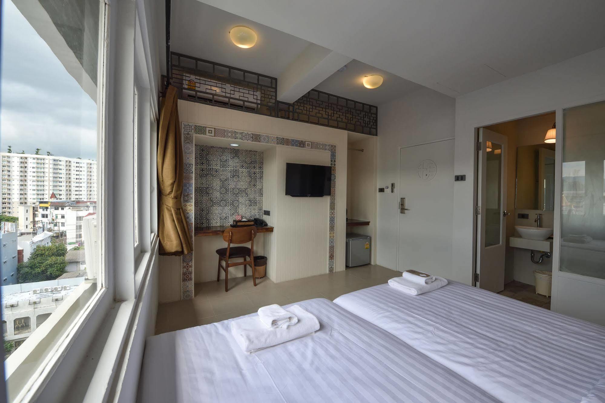 Hotel October Phuket Bagian luar foto