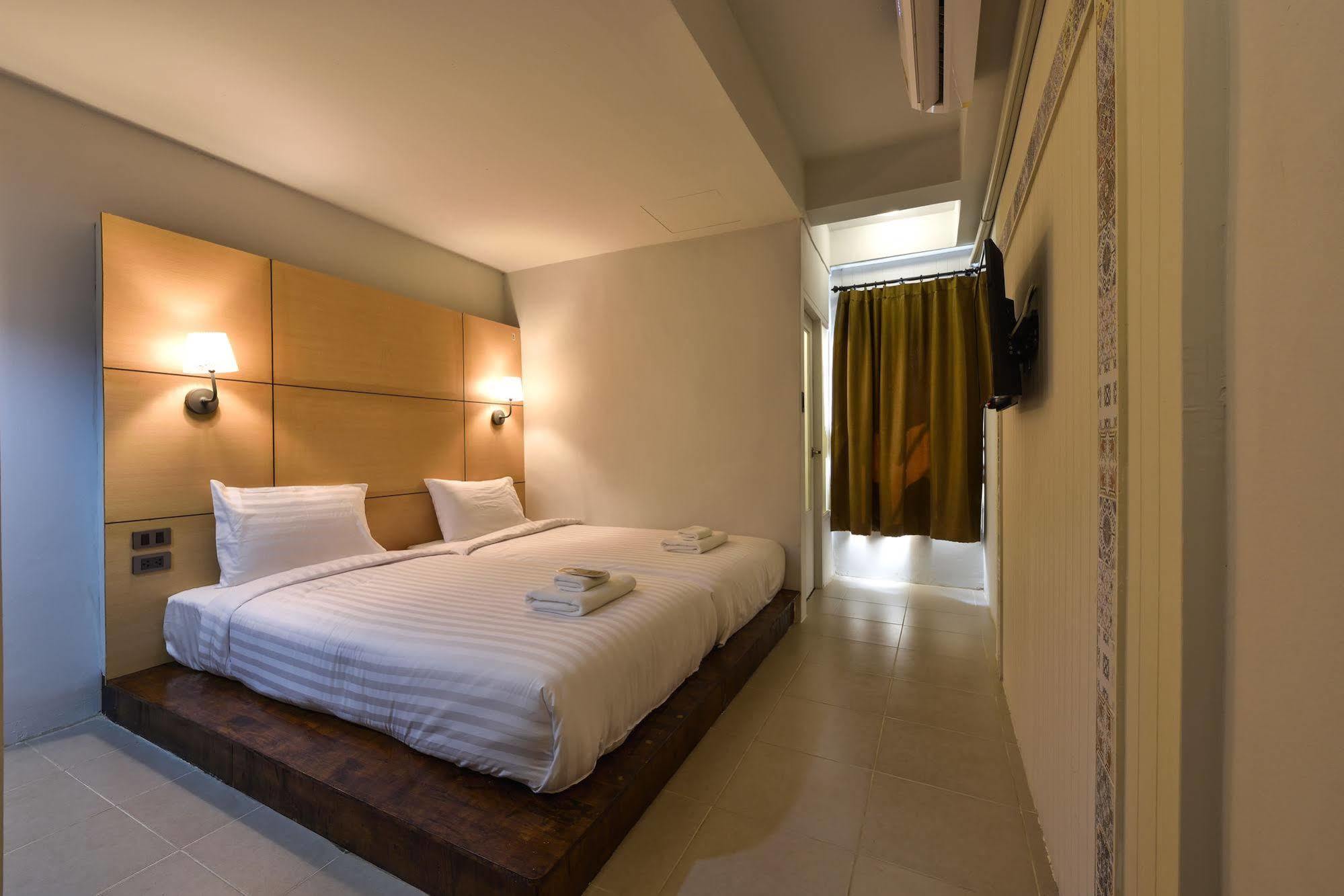 Hotel October Phuket Bagian luar foto