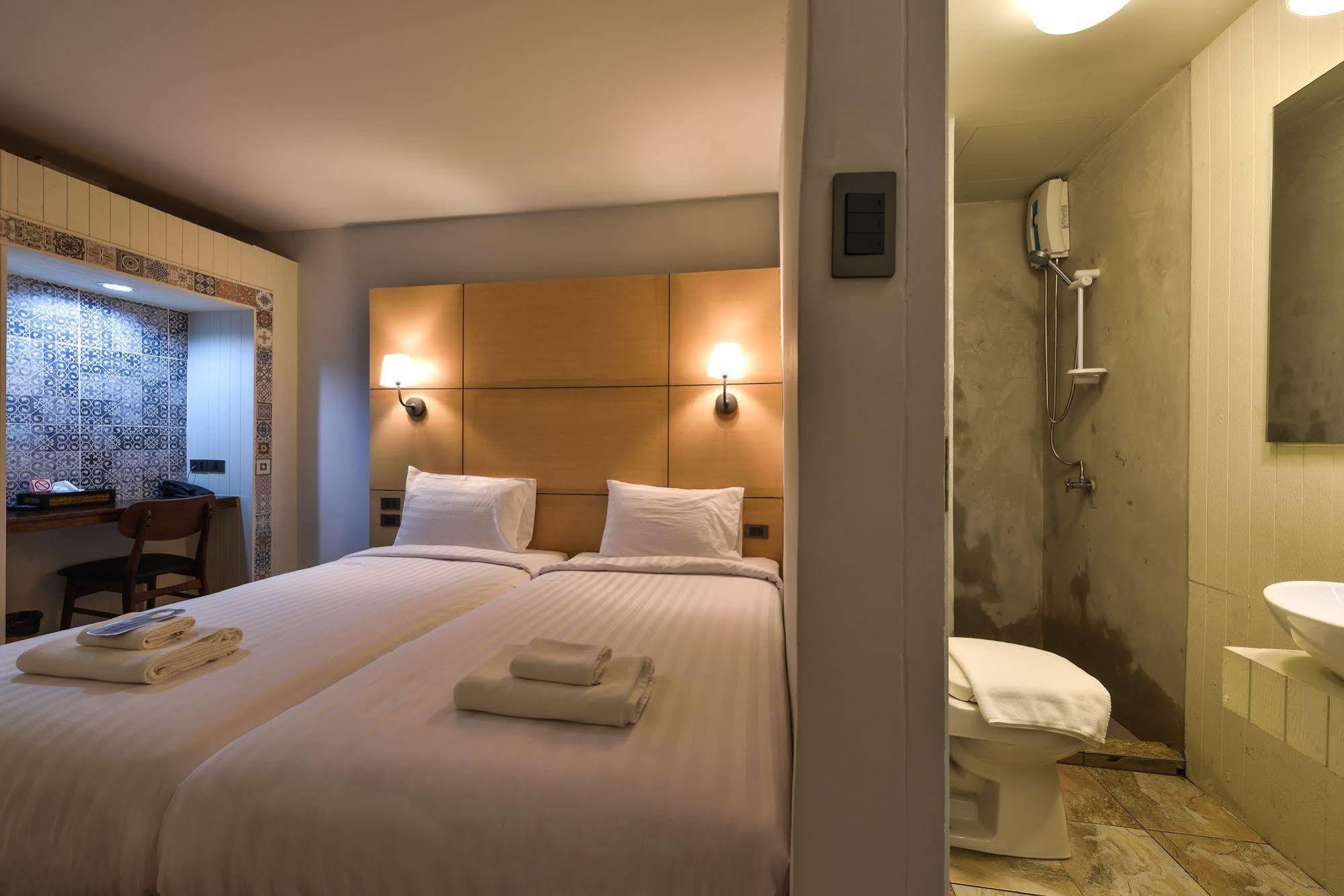 Hotel October Phuket Bagian luar foto