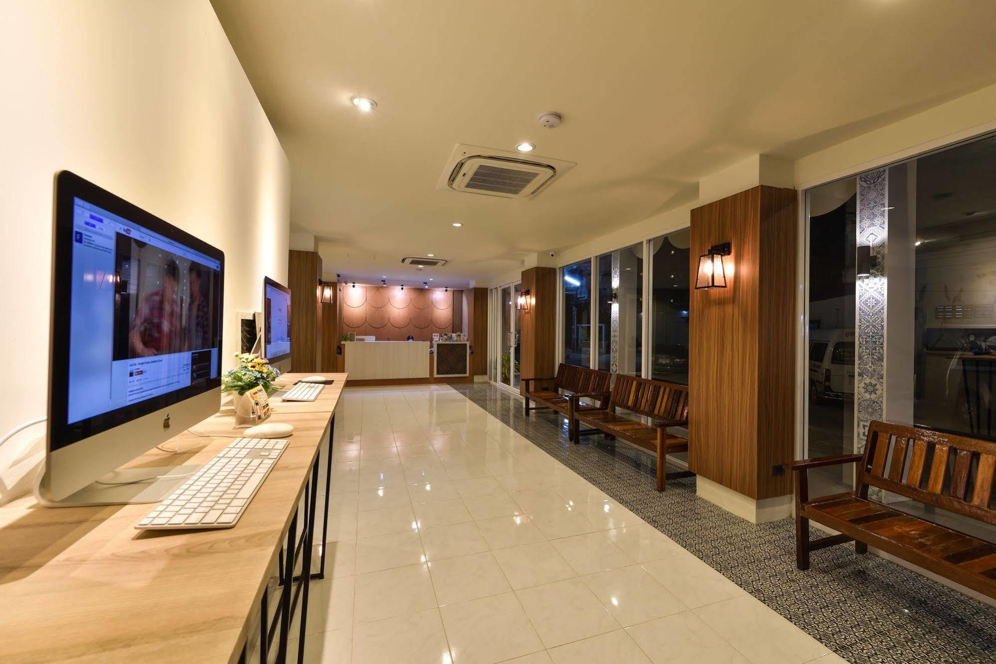 Hotel October Phuket Bagian luar foto