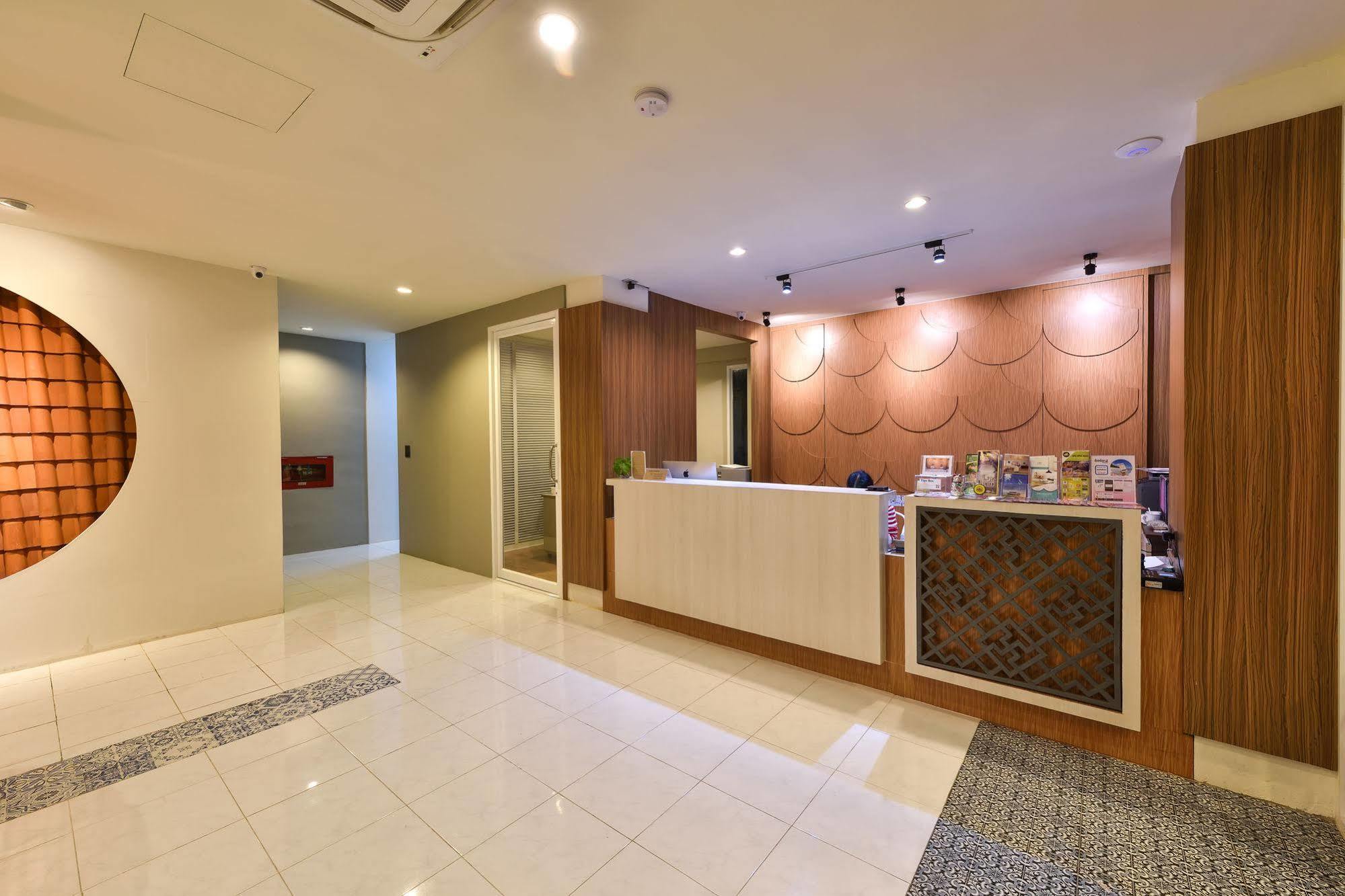 Hotel October Phuket Bagian luar foto