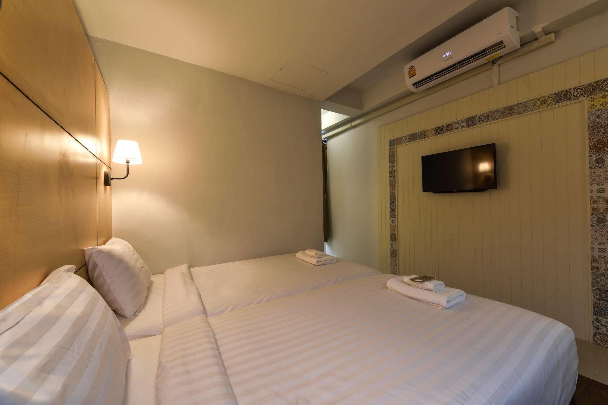 Hotel October Phuket Bagian luar foto