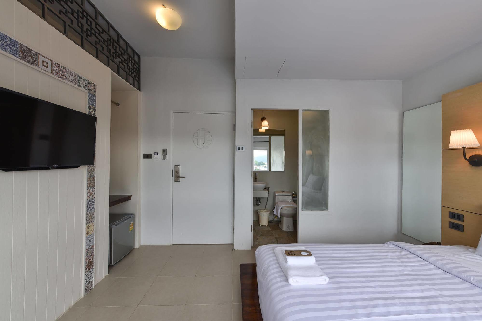 Hotel October Phuket Bagian luar foto