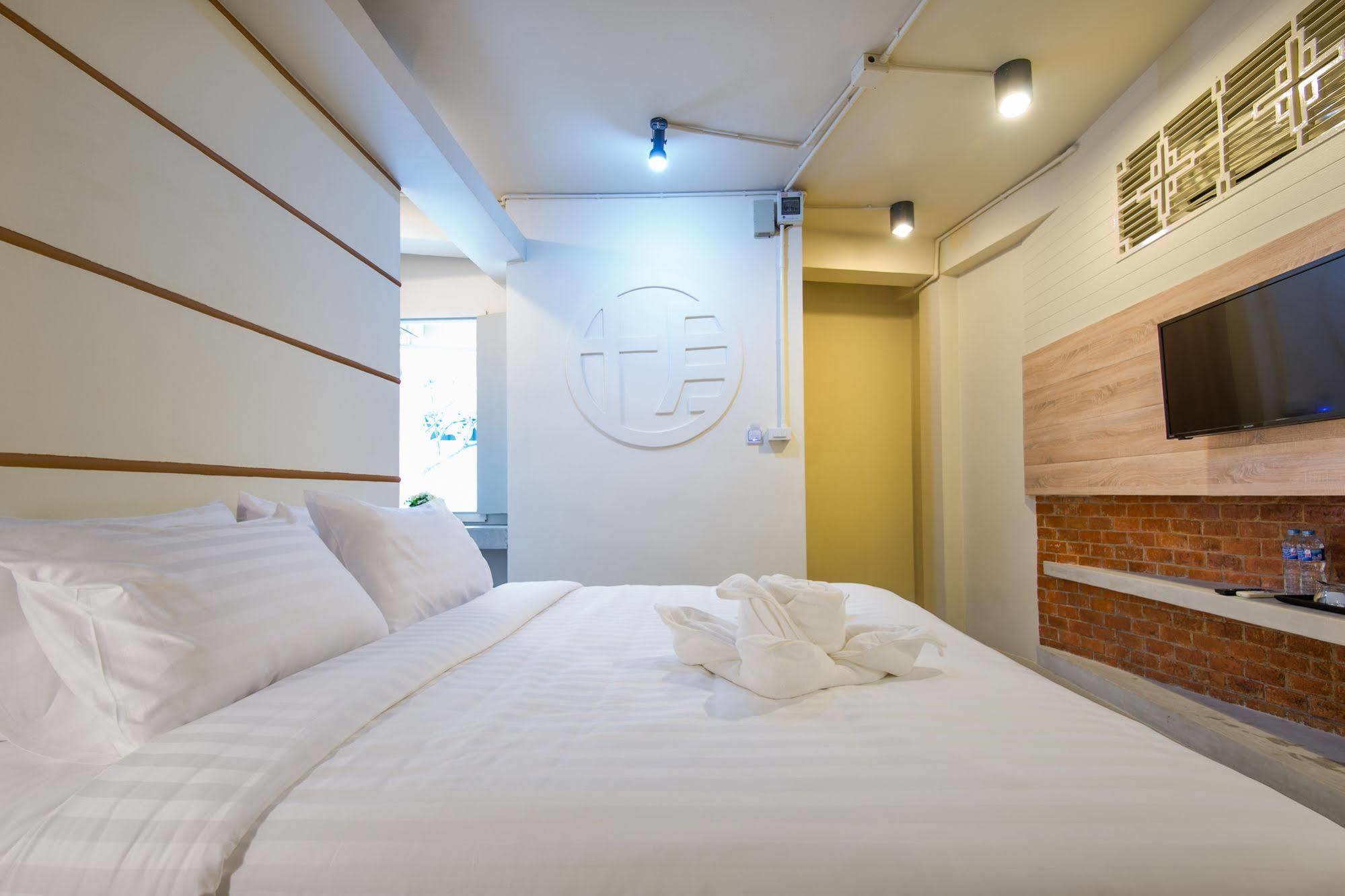 Hotel October Phuket Bagian luar foto