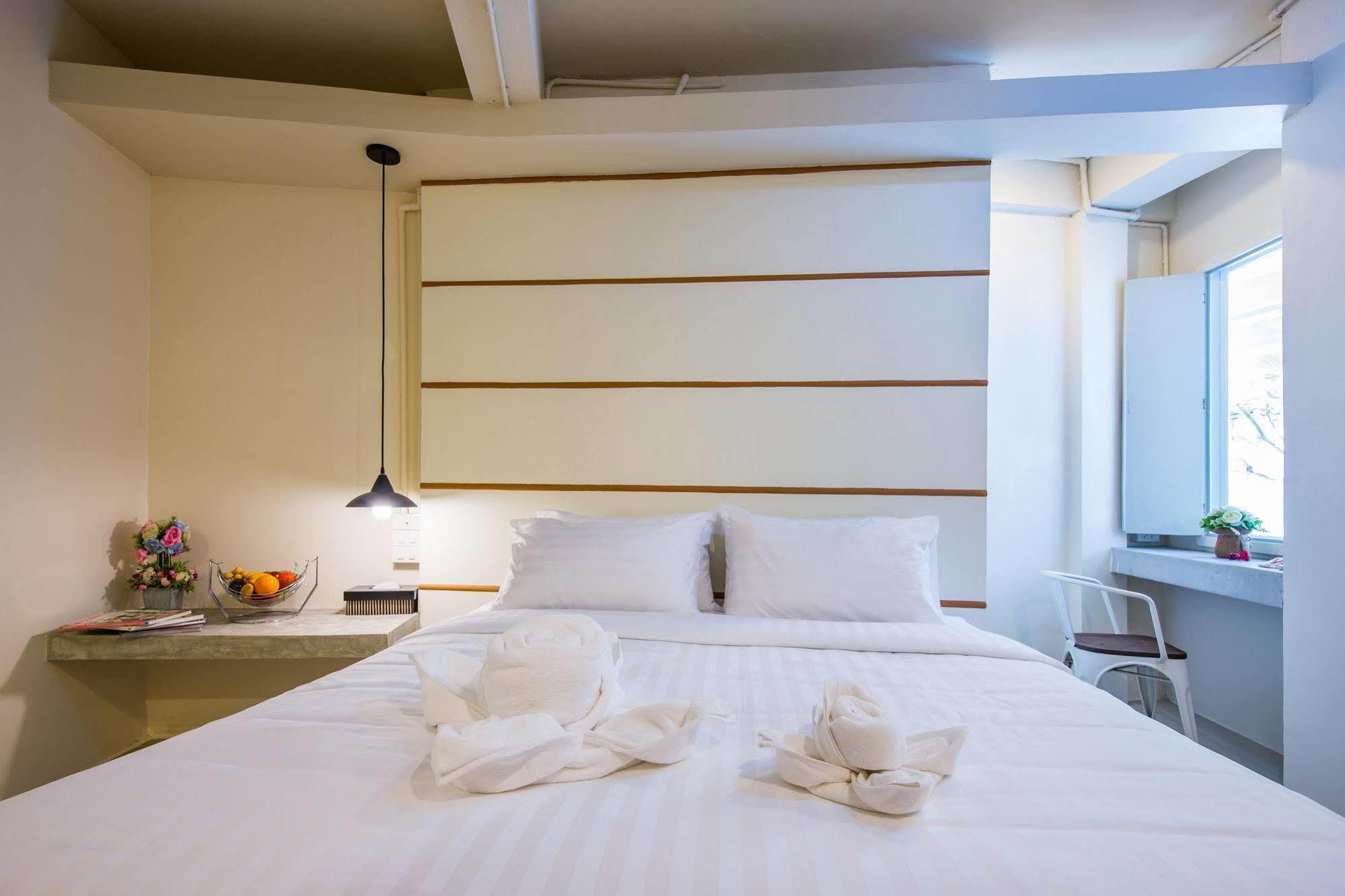 Hotel October Phuket Bagian luar foto