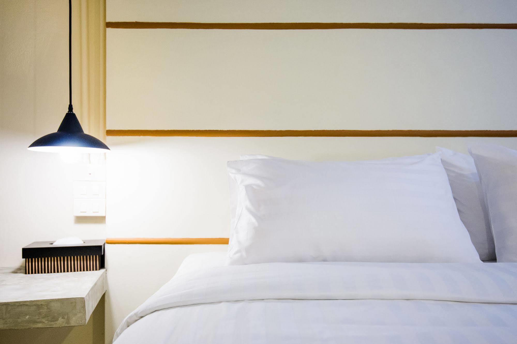 Hotel October Phuket Bagian luar foto