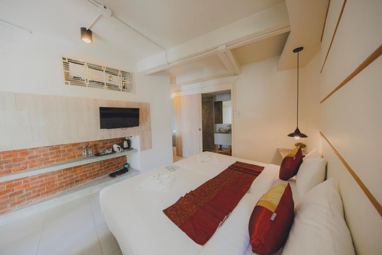 Hotel October Phuket Bagian luar foto