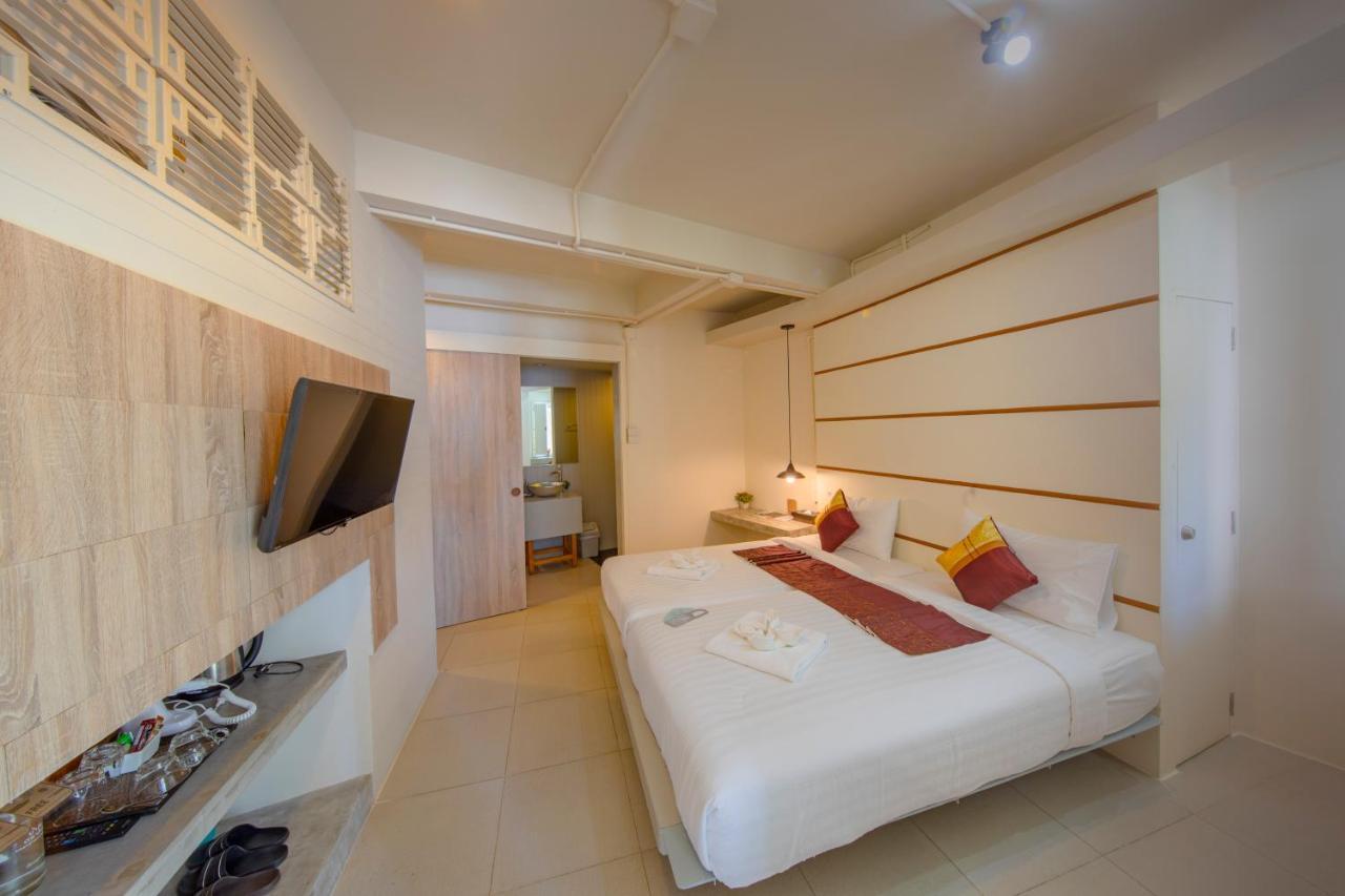 Hotel October Phuket Bagian luar foto