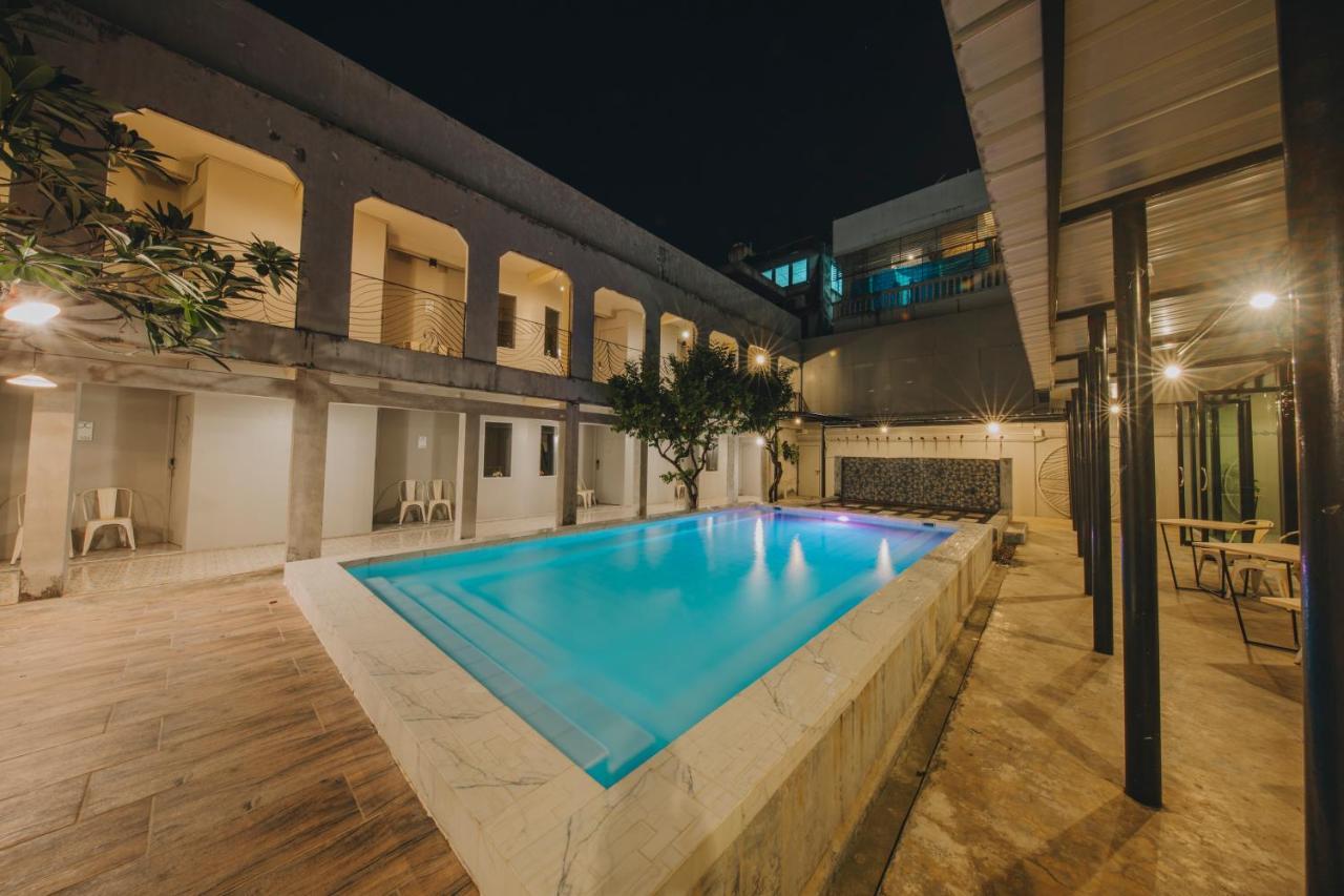 Hotel October Phuket Bagian luar foto