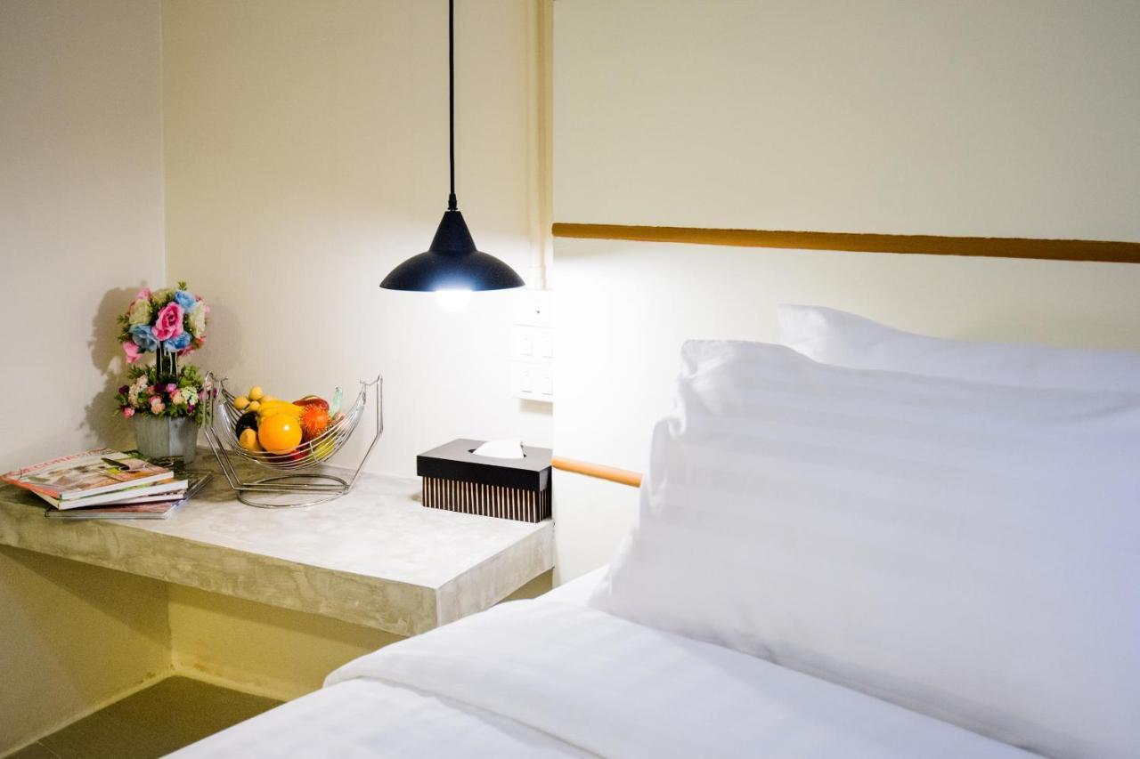 Hotel October Phuket Bagian luar foto