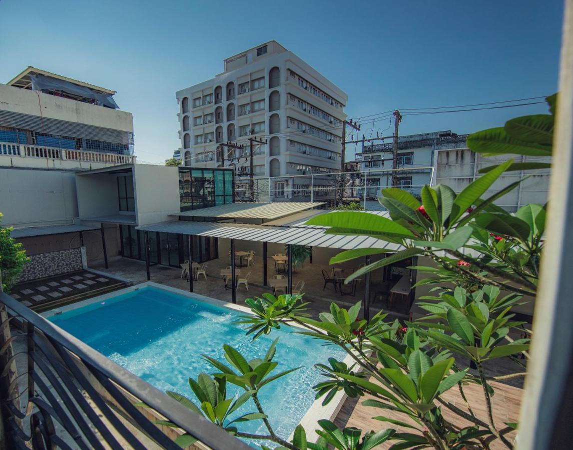 Hotel October Phuket Bagian luar foto