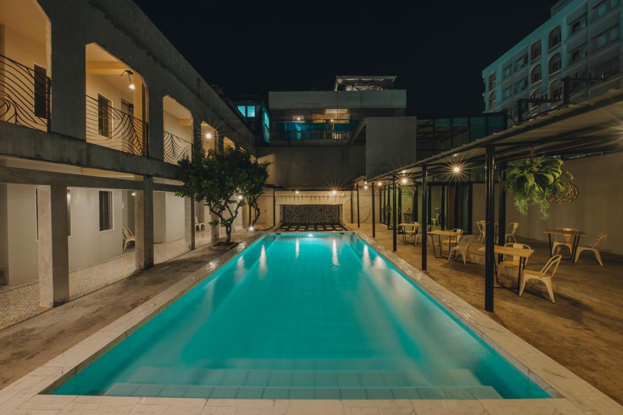 Hotel October Phuket Bagian luar foto